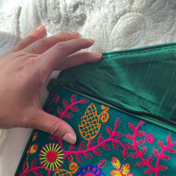 Hand Embroidered clutch blue and green - Picture 6 of 6